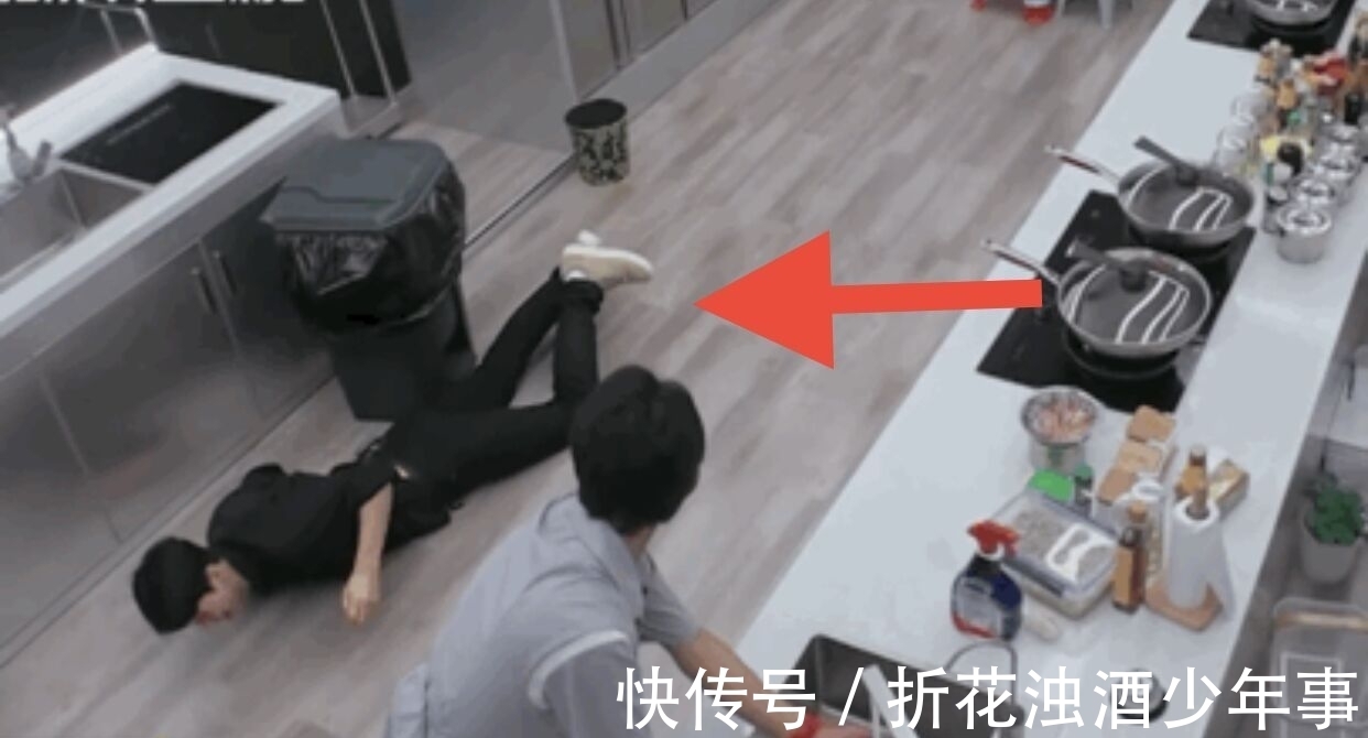 高以翔|要热度不顾艺人安危？《中餐厅》龚俊意外摔倒，安全措施令人担忧