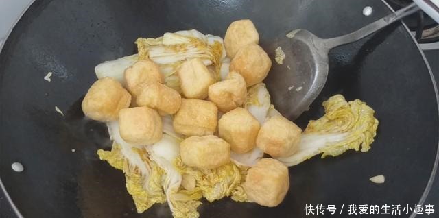 白菜加油豆腐,盖子一盖,既可当菜又可当饭,味美解馋,越吃越香