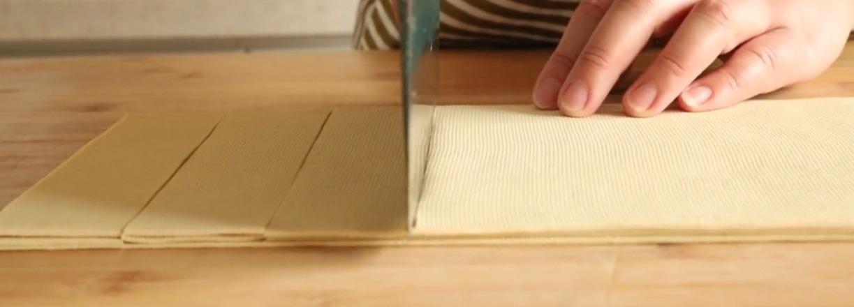 干豆腐又一个神奇的做法,只要放到盐水里泡一泡,个个鼓大泡