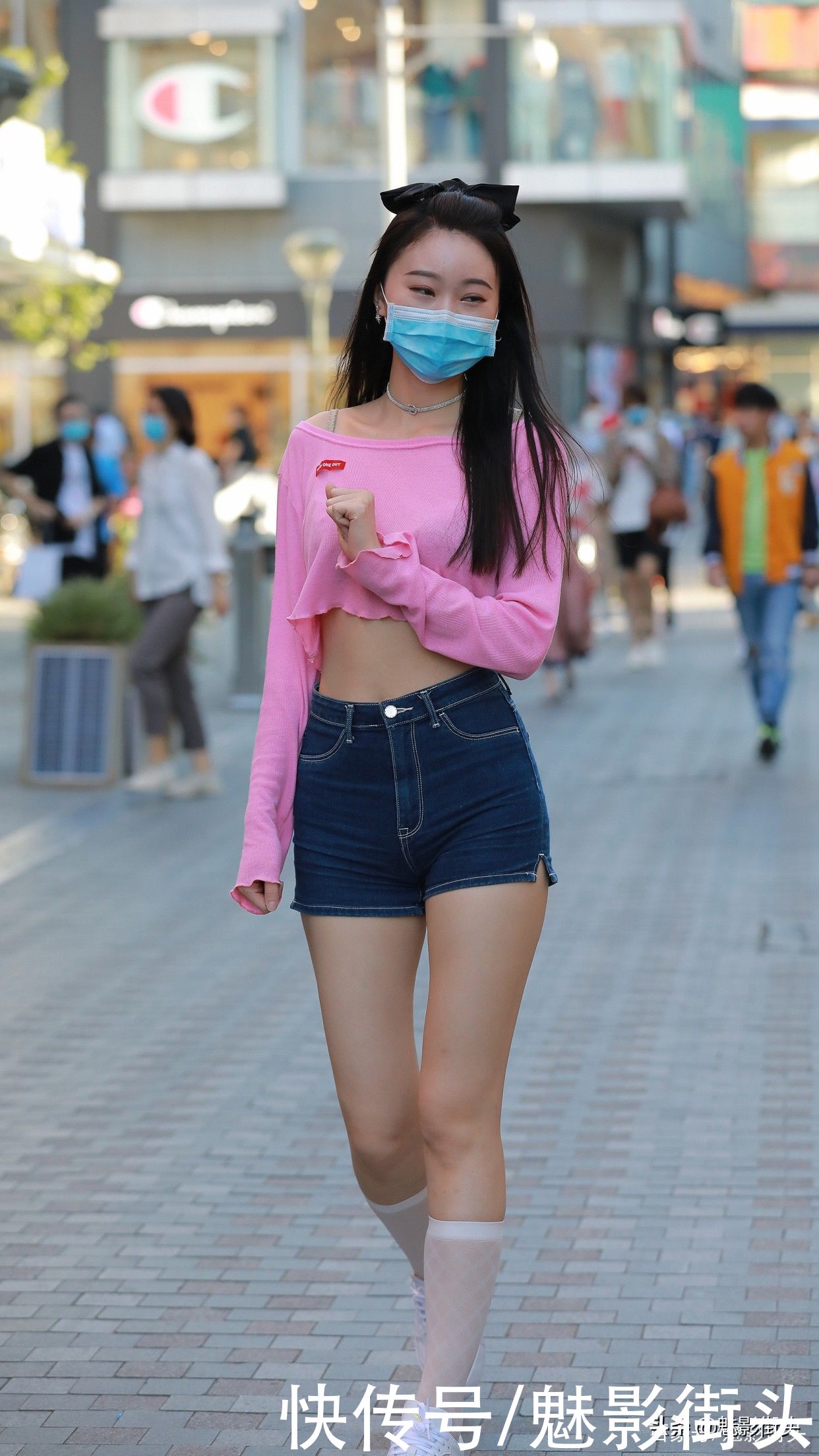 配色|夏末初秋穿牛仔短裤，利用粉白配色打造减龄效果，为气质加分