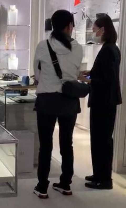 那英带女儿在伦敦买奢侈品，被指嗓门大态度凶，女儿家教严格乖巧安静