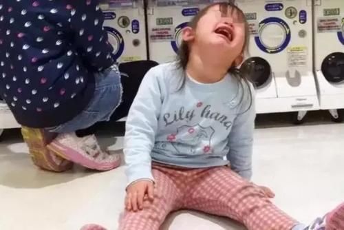 妈妈|“妈妈别打了,我不买了”,小女孩坐地求饶:家长失控有多可怕