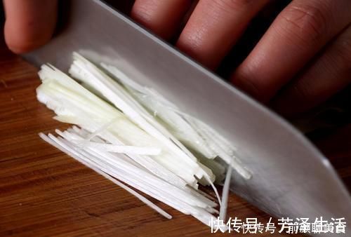 鱼肉|清蒸鲈鱼，加盐和料酒都不对！牢记这3点，鱼肉鲜嫩不柴不腥