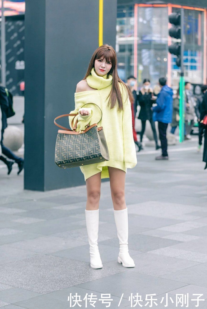 用包包打造轻松随性的效果,你会发现意外的好看,试试看