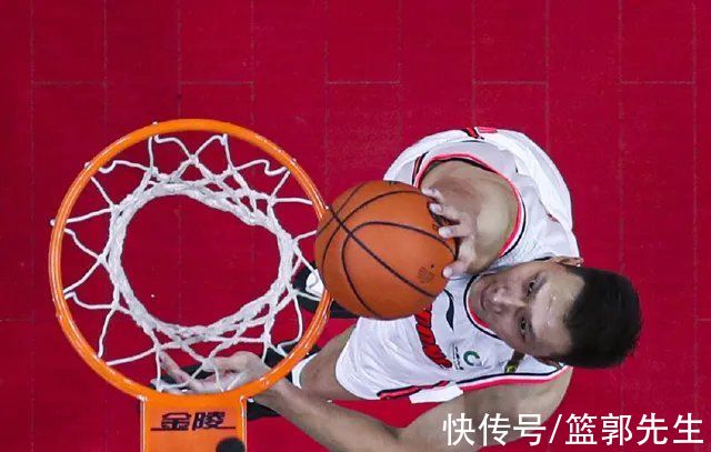 篮板|又被阿联打脸了！20分钟砍31分6板，易建联又打出核心水平了