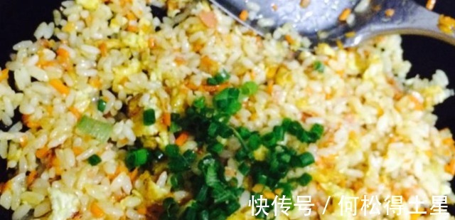 蒸米饭有人放醋有人放盐,都不对,大厨教你一招,粒粒分明不粘锅!