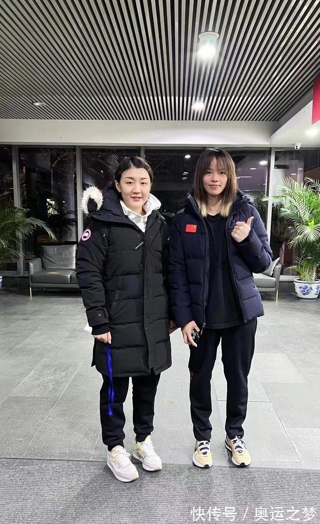 樊振东|面对镜头他们反应大不同,孙颖莎众星捧月,樊振东手拿香烟?