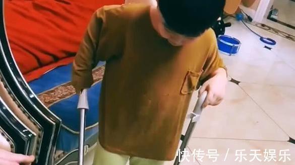 爸爸|爸爸抱着女儿看电视,当看到旁边儿子,网友不淡定:这差别也太大!