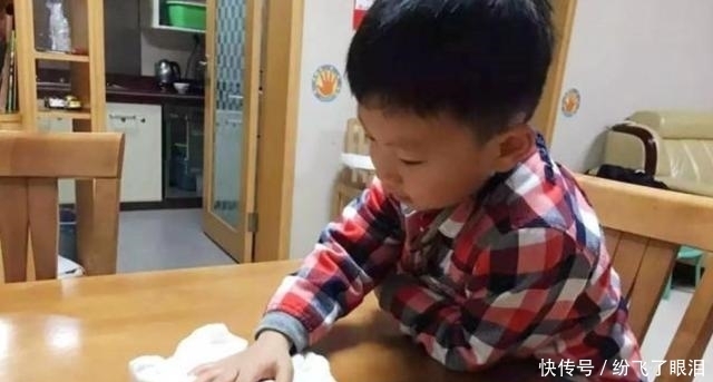 父母|4岁男孩杀鱼去鳞手法娴熟,孩子:幼儿园再不开,我要子承父业了