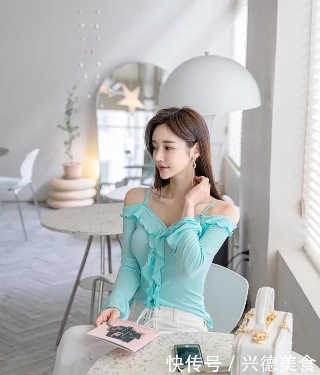 女神孙允珠冬日开衫配短皮裙，细腰长腿气质太好了！网友：迷死人