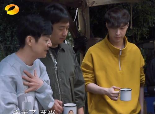 張藝興|張藝興當(dāng)主廚做飯,味道好不好?鏡頭掃到桌上后,真相藏不住了