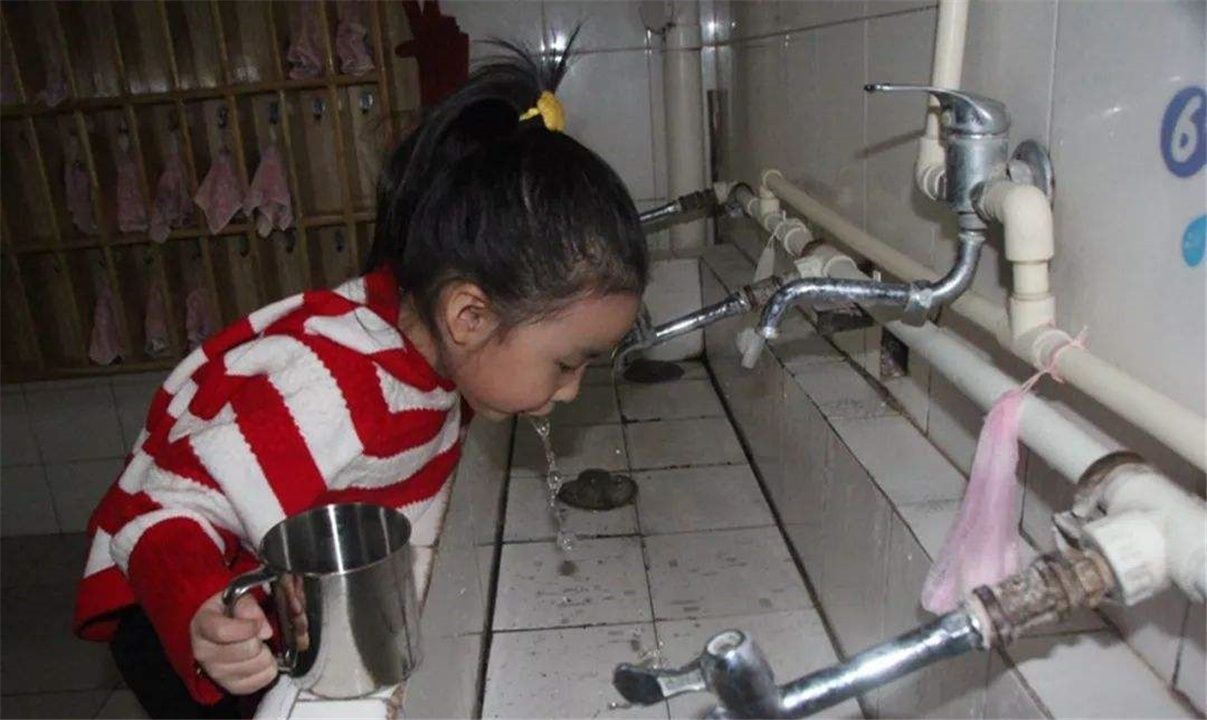 医生|4岁孩子误吃502胶水,90后妈妈的“急救办法”,医生都点赞