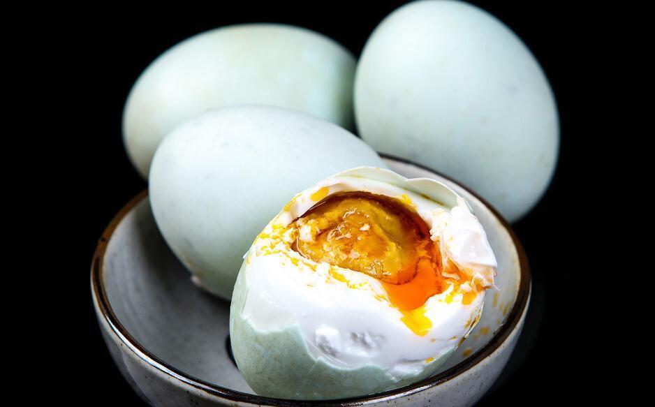 腌咸鸭蛋，不泡盐水不裹泥巴，教你一个新式腌法，个个流油起沙