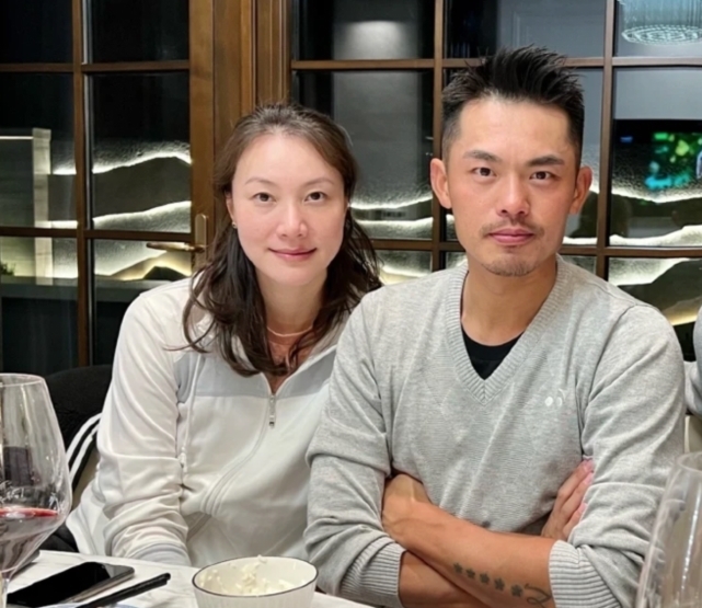网友吐槽|林丹夫妇与好友合照,谢杏芳依偎老公肩膀,林丹双手抱胸前显抵触
