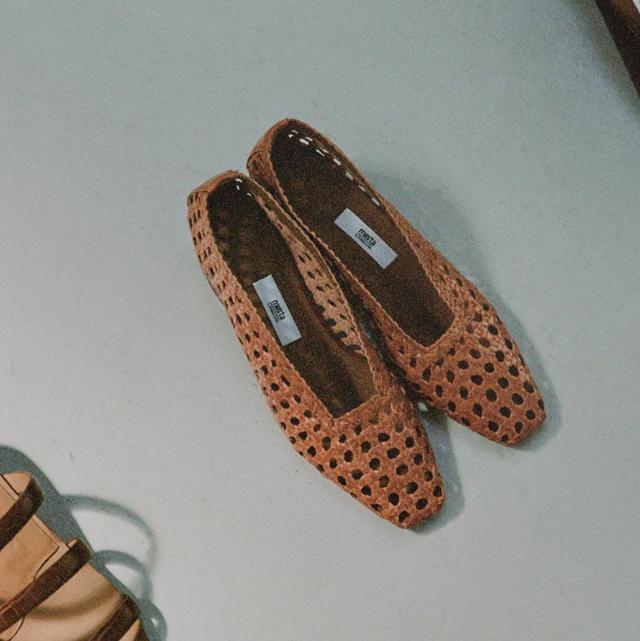 issa 翻了身的“土味凉鞋”,这次成了时髦精心中的C位