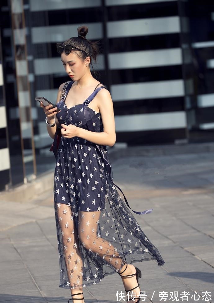 连衣裙|素人街拍 敢穿! 睡衣吊带裙就出街!