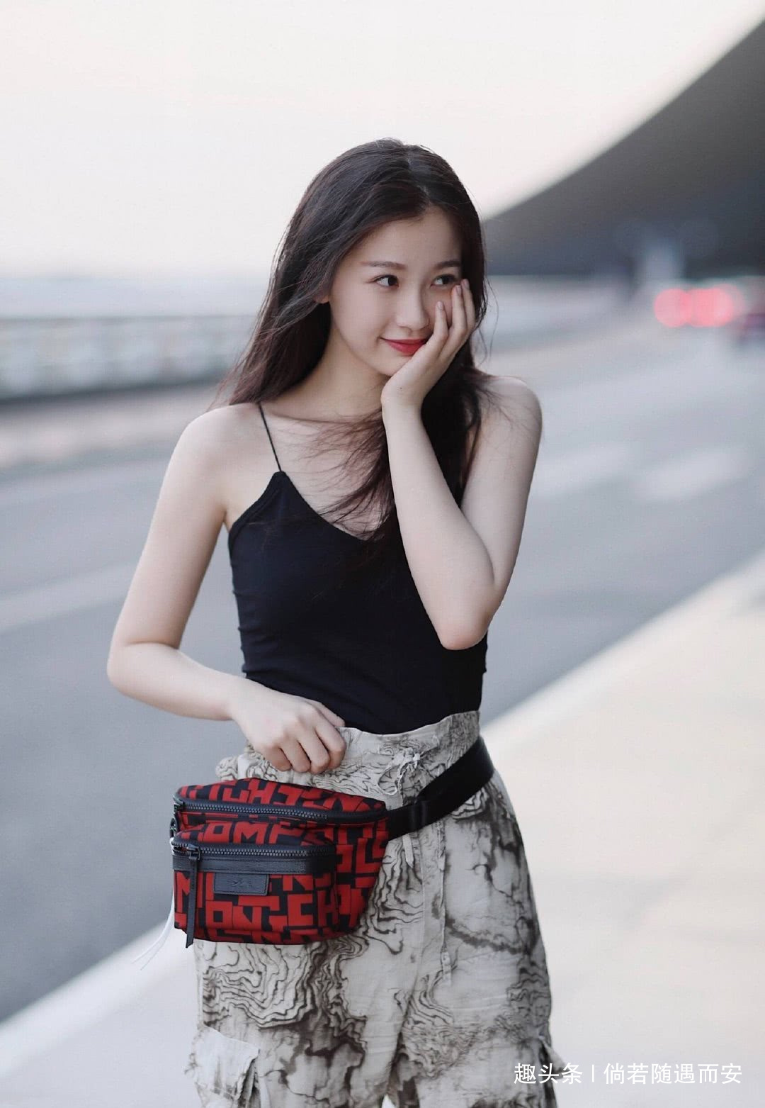 吊带|街拍少见的吊带搭配水墨画工装裤,女生穿起来别有一番风味