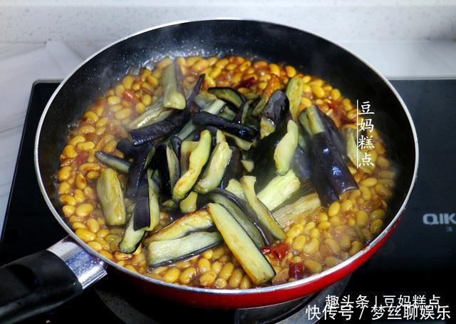 茄子|太下饭!茄子新吃法,加1碗黄豆一起炒,营养丰富,一锅都吃光