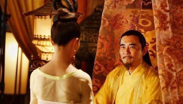 长生不老#皇帝无意出丑,小宫女没忍住笑出了声,谁知这一笑却改变了命运