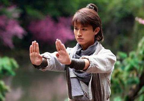 放在|东方不败放在射雕三部曲中,能不能打赢郭靖?杨过无意间给出答案