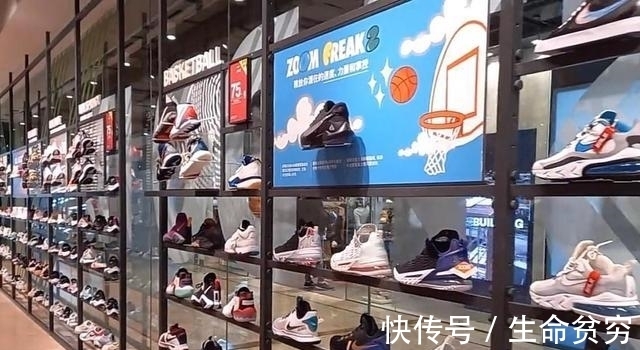 旺角 香港旺角波鞋街耐克店,200多港币一双都无人问津