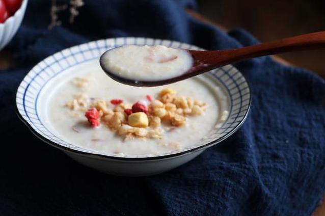 燕麦|小米怎么烹饪有创意又有营养水果燕麦不能少,老人小孩都合适