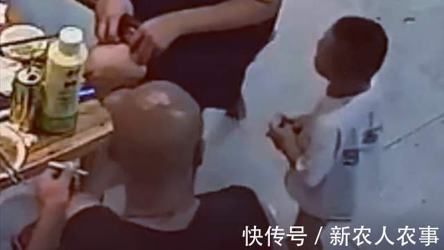 萌娃|安徽一萌娃火了,偷拿香烟分给店里的客人,网友:幼崽智商天花板