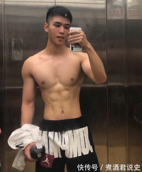 五官|健身的男生果然有气质,五官清秀中带着一抹俊俏,连笑都这么阳光!
