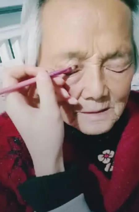 奶奶 孙女为奶奶弄双眼皮,睁开眼瞬间被美到了,网友:修图大神快过来