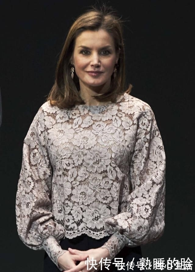 蕾丝|被西班牙王后气质惊艳,四百多蛇纹裙穿出四千块大牌范,太高级