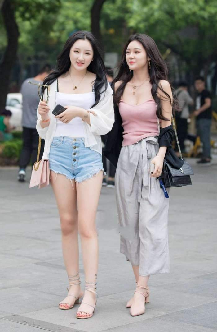 气质|街拍: 清纯的姑娘, 白色上衣搭配灰色半裙, 气质优雅简约而时尚!