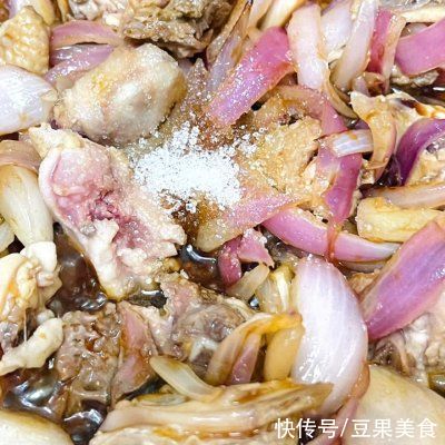 滋味|#不容错过的鲜美滋味#洋葱鸡肉拌面，秒杀葱油拌面