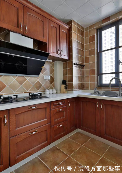 餐厅|135平混搭风的设计,餐厅做了一排柜子,橱柜是美式的