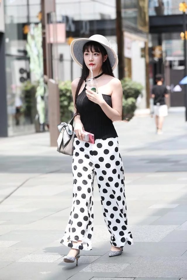 身材高挑|街拍:身材高挑的小姐姐黑色小吊带配短裙,长发飘飘,温婉动人