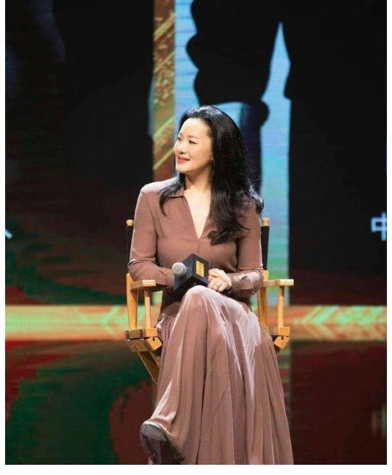 董卿|《朗读者》第三季回来了，董卿咏梅同框走出，优雅和知性相得益彰