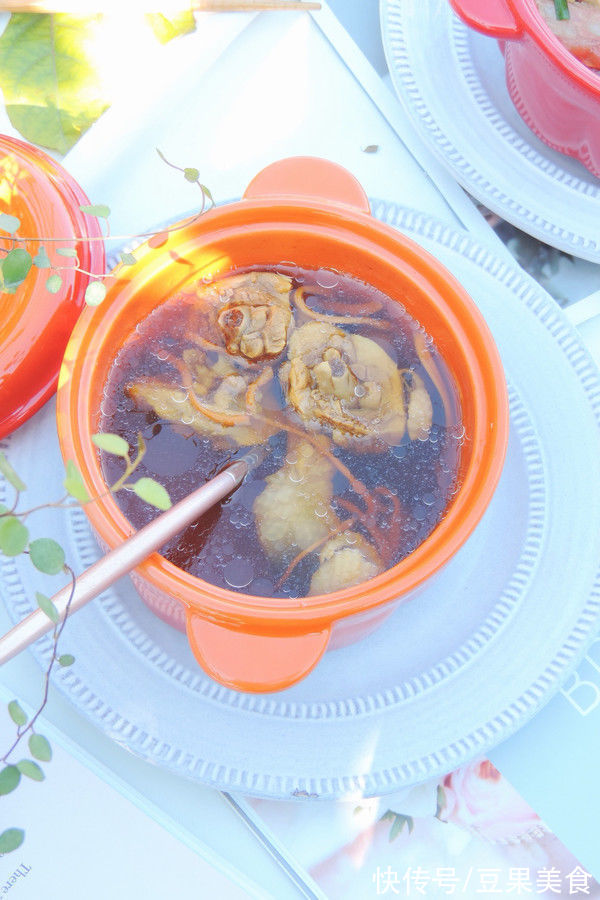 这道虫草栗子鸡腿炖汤发到朋友圈，留言全说被馋哭