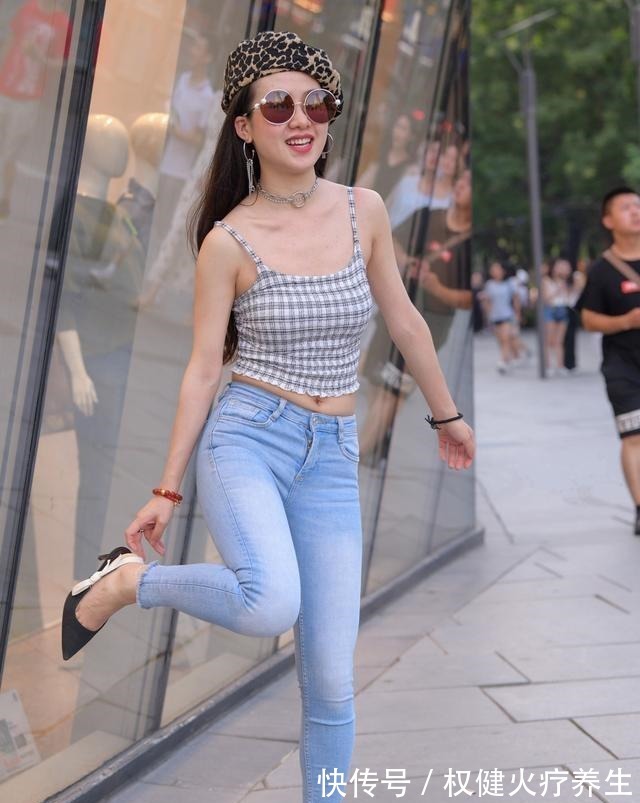 穿搭 黑色打底裤搭配时尚白色上衣,做好最基础的穿搭,打造视觉效果!