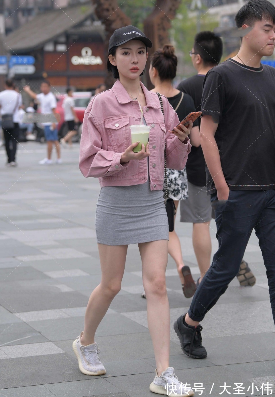 便饭|美女街拍:小姐姐好清纯啊!完胜街上路人,下班后一起去我家吃个便饭吧