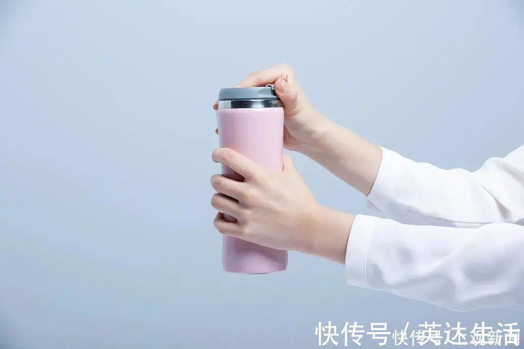 玻璃杯|用错水杯等于喝“毒”!玻璃杯、不锈钢杯……最安全的水杯居然是?