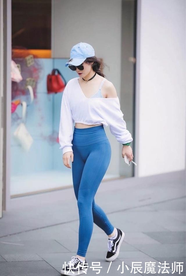 美女穿搭运动打底裤优雅大方，尽显时尚潮女的