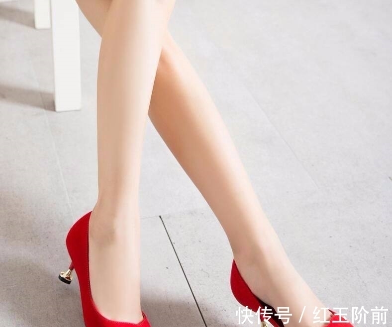 细跟 时髦毫不费力,没有一双尖头高跟鞋,怎么算成熟女性