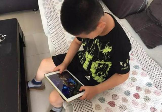 青春期|不想女儿脸变“O”,一定要纠正3个坏习惯,还女儿巴掌小脸