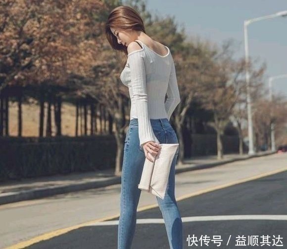 苗条|街拍，穿性感的牛仔裤，亭亭玉立的迷人身材，怎么能不心动！
