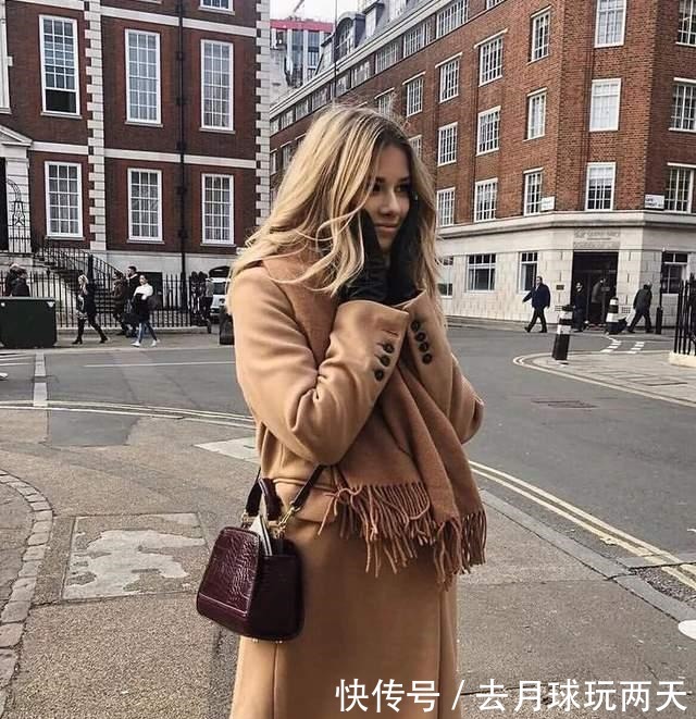 飙升|女人秋冬穿大衣时,建议这样“系围巾”,能让你时髦感飙升