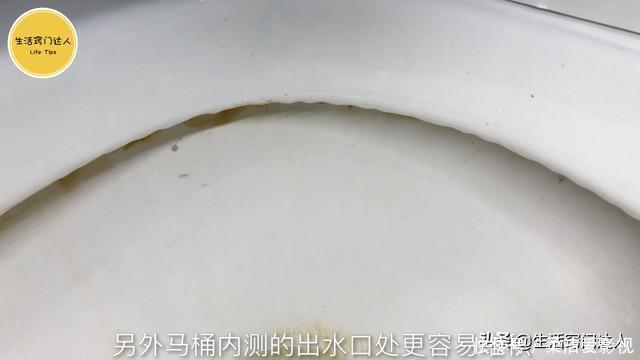 马桶里撒一把,无论多脏多厚的污渍,一冲就干净,方法简单又实用