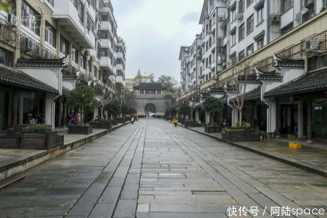 略显|冬雨连绵中路过解放东路，这条浦江的最美老街，现在略显冷清