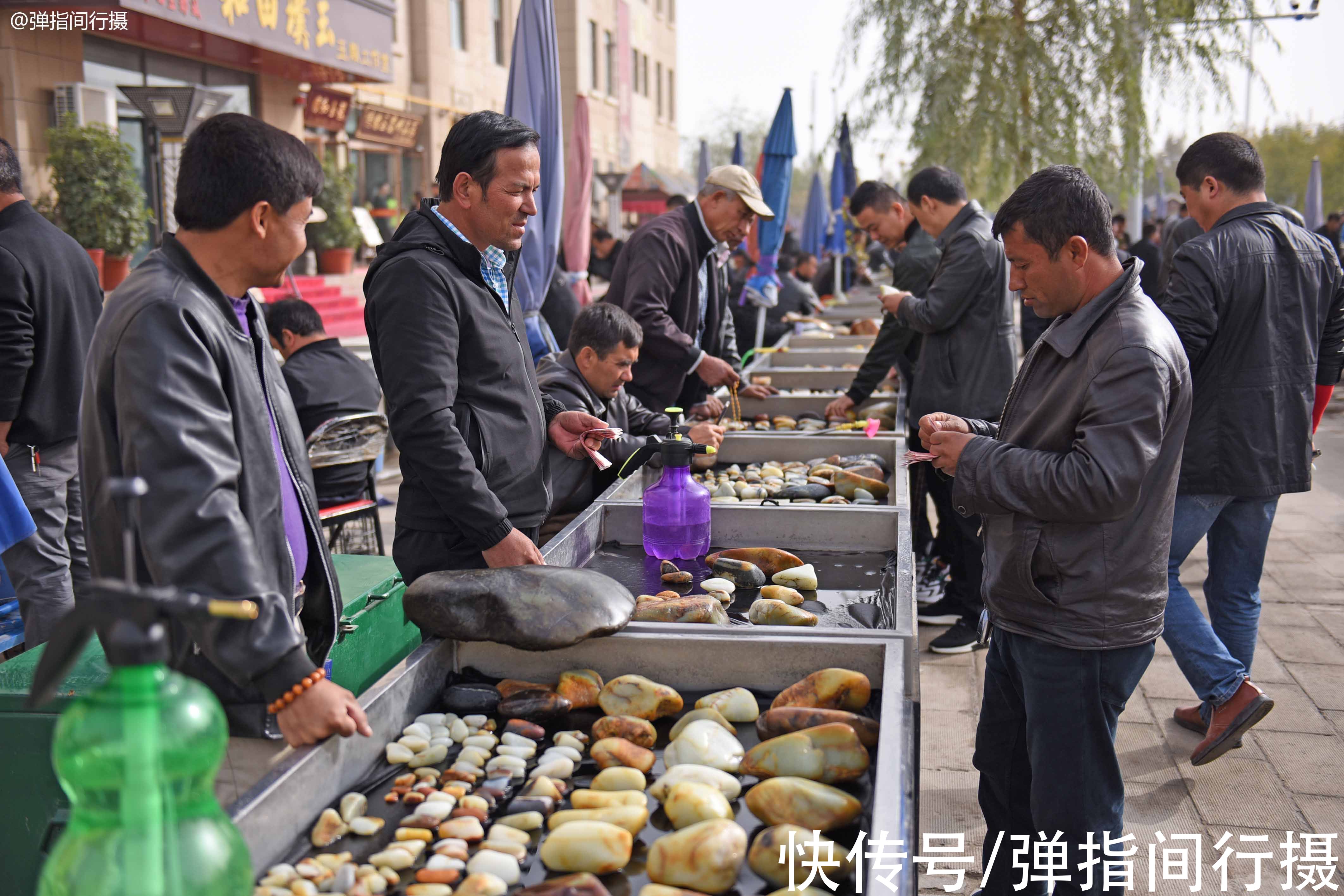 子料|新疆和田露天玉石地摊，玉石售价上千万，买卖场面像“菜市场”