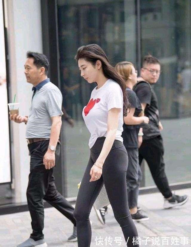 暗黑系 贴身提臀的打底裤,休闲靓丽合时宜,显示气质!