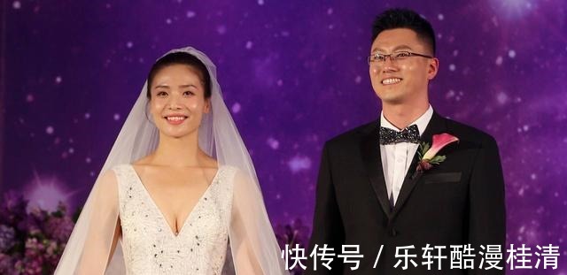 袁灵犀|魏秋月带儿子看望郎平!排球女神颜值高,小家伙喊姥姥,送上一吻