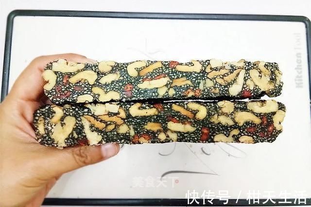 黑芝麻红枣核桃糖:健康零食,不甜不腻,好吃到停不下来!